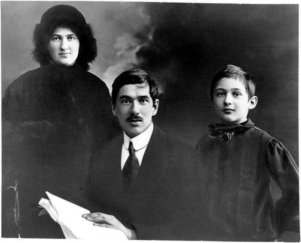 Чуковский с женой и сыном Николаем.jpg