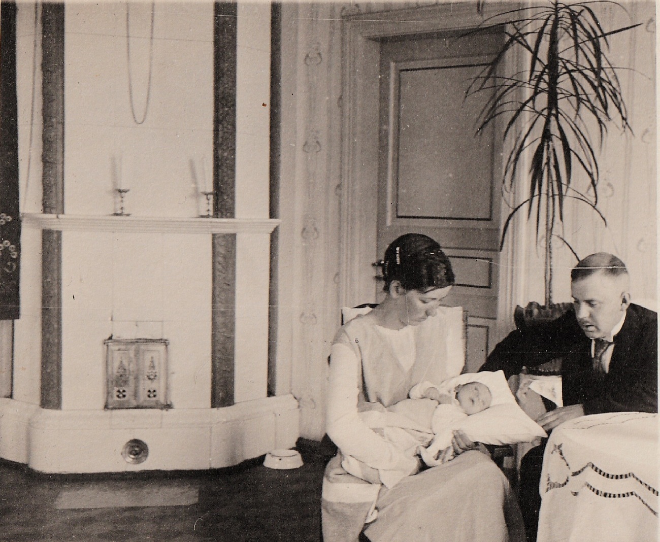 П.П.Кяяпя-2й и жена Хела с первенцем Пентти 1916.jpg