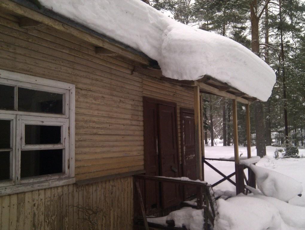 Слева вход на первый этаж, справа - на второй