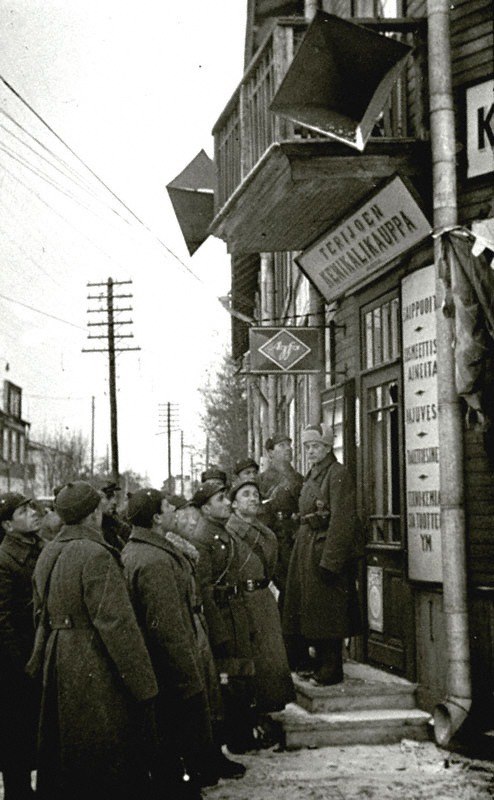Группа командиров и бойцов Красной Армии слушает радиопередачу у радиорупора на одной из улиц Териоки. 1939 год.