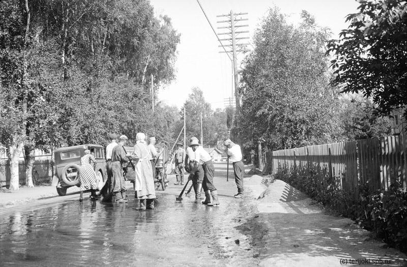 Виертотие-шоссе (слева за деревьями школа КК ) 1930е Terijokinega_034 справа виден угол здания Обществ.клуба Сеурахуоне.jpg