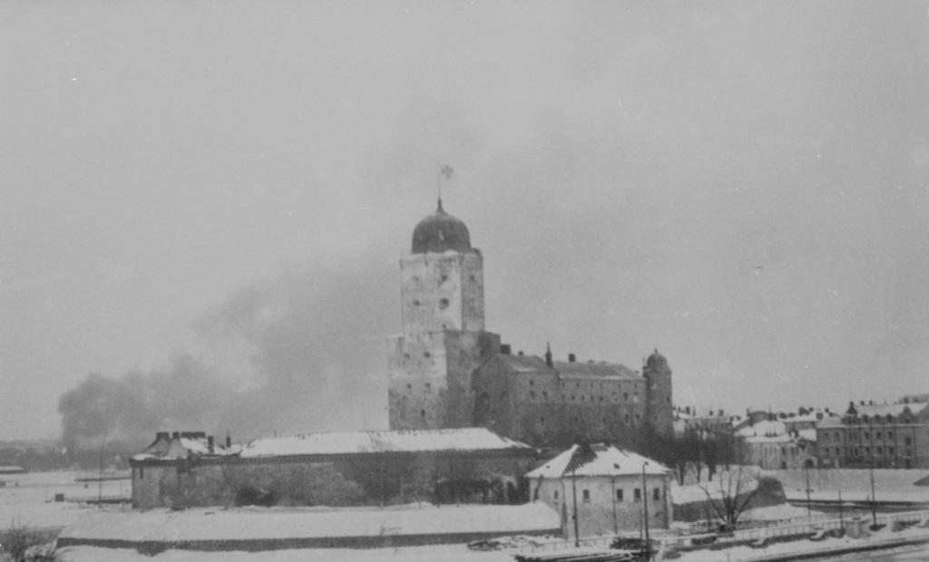 Вид на замок Выборга во время штурма города советскими войсками. Фото: waralbum.ru