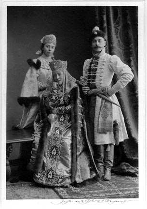 Александр Дмитриевич Шереметев с женой Марией Фед. (ур.Гейден) и дочерью Елизаветой на балу 1903г..jpg