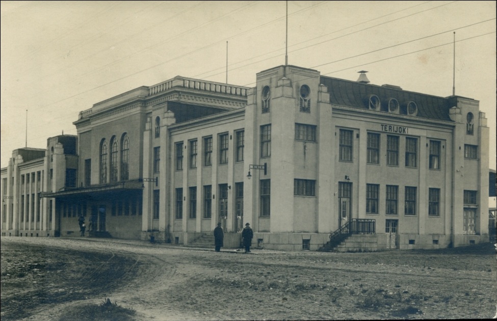 Вокзал нов. 1917 завозят землю для посадки деревьев.jpg