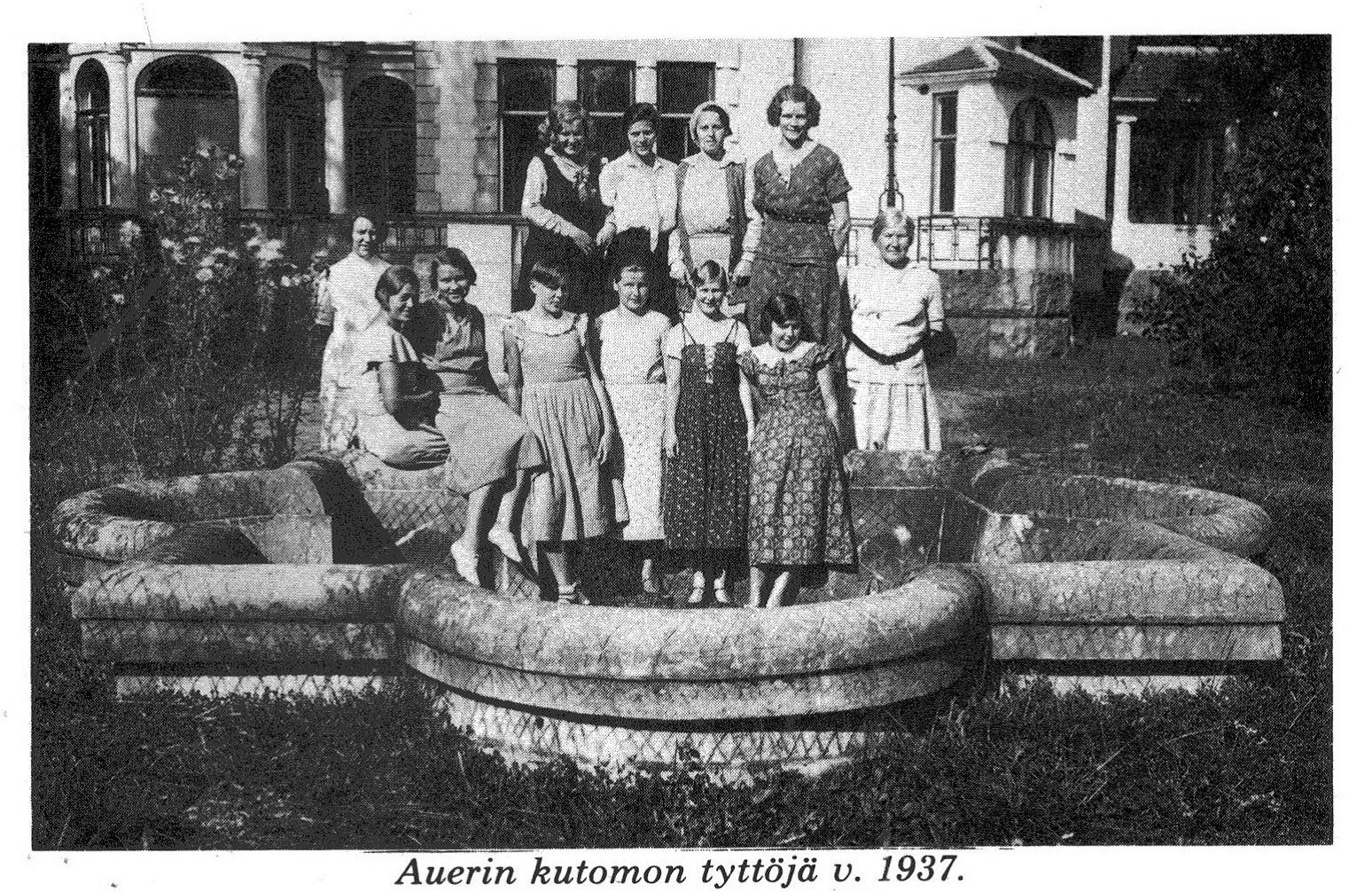 =вилла Эргардта. фонтан. Девушки ткацких мастерских Ауэра 1937.jpg