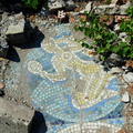 Мозаика на дне чаши фонтана перед рестораном «Олень».