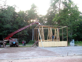 Подготовка сцены и площадки в парке.