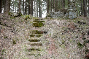 Лестница в парке с верхней площадкой