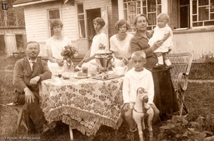mv Kuokkala butcher Roguschin with family 1927