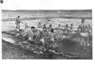 купание в озере Гладышевском. Видно строение на другом берегу. 1971